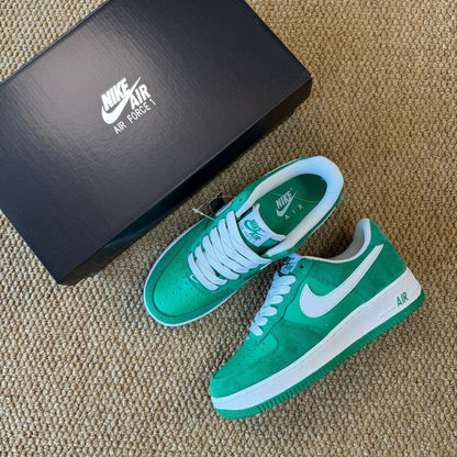 Nike Air Force 1 '07 LV8 in Stadium Green/White