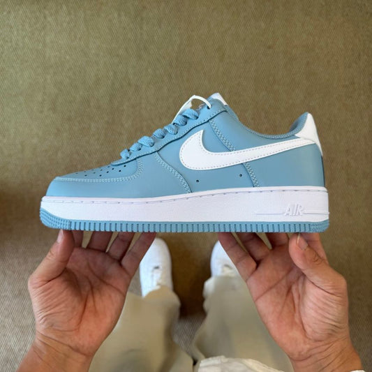 Nike Air Force 1 '07 in the "Old Blue/White"